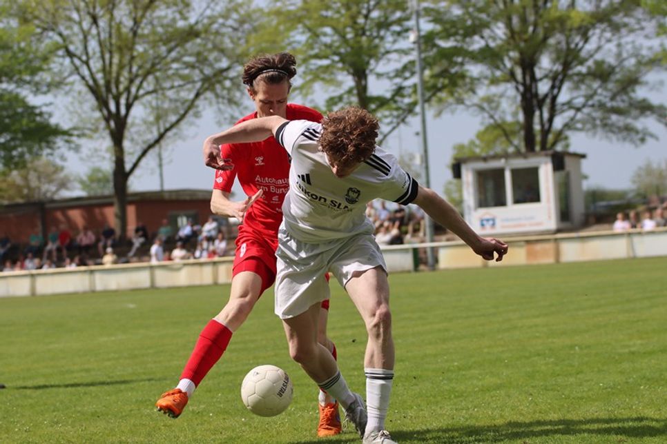 Paul Kuszak (li.) lieferte sich packende Zweikämpfe mit seinem Gegenspieler.