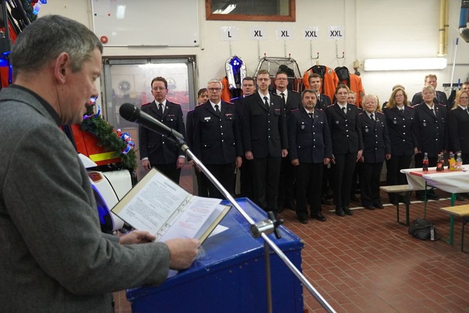 Pastor Holger Lorenzen bei der Fahrzeugweihe.