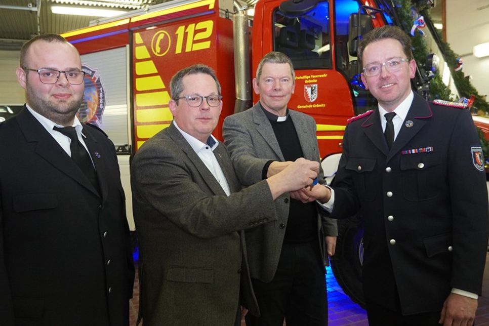 Schlüsselübergabe mit Maschinist Felix Blech, Bürgermeister Sebastian Rieke, Pastor Holger Lorenzen und Ortswehrführer Jacob Revenstorf (v. lks.).