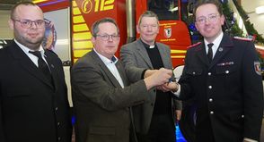 Schlüsselübergabe mit Maschinist Felix Blech, Bürgermeister Sebastian Rieke, Pastor Holger Lorenzen und Ortswehrführer Jacob Revenstorf (v. lks.).
