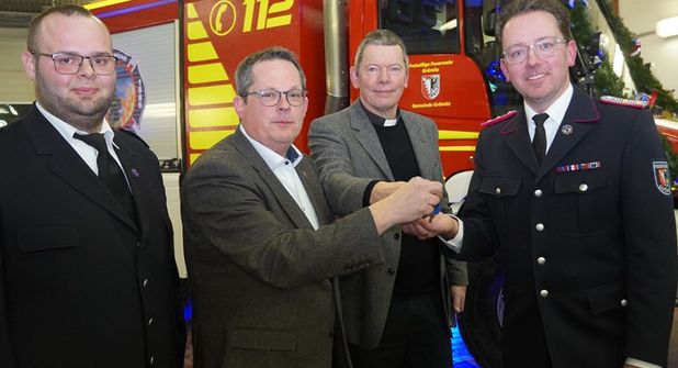 Schlüsselübergabe mit Maschinist Felix Blech, Bürgermeister Sebastian Rieke, Pastor Holger Lorenzen und Ortswehrführer Jacob Revenstorf (v. lks.).
