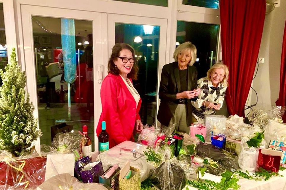 Sybille Lange (lks.) und die Preise beim Bingo-Abend.