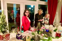 Sybille Lange (lks.) und die Preise beim Bingo-Abend.