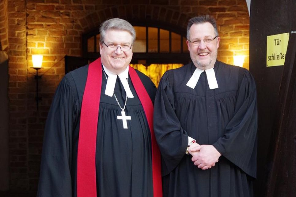 Propst Dirk Süssenbach (lks.) verabschiedete Pastor Knut Nippe aus seinem Dienst.