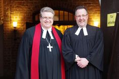 Propst Dirk Süssenbach (lks.) verabschiedete Pastor Knut Nippe aus seinem Dienst.