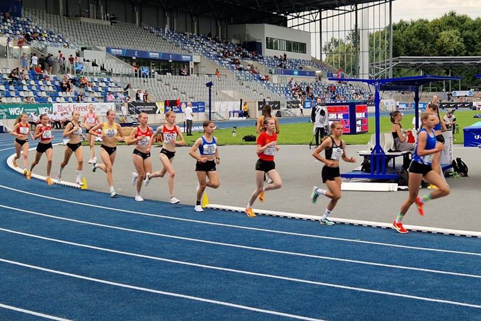 Pia in schwarz mit der Nummer 1131 (2. v. re.).