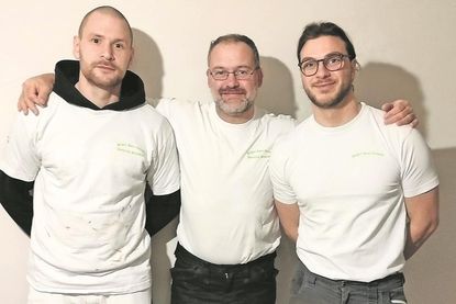 Dennis Driemel (Mi.) und sein Team machen keine Kompromisse: „Ihren Traum setzen wir um!“