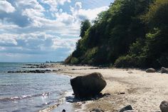 Die Ostsee hat nicht nur Sandstrände zu bieten. Es gibt auch Strandabschnitte, die unberührt sind und daher als Naturstrand bezeichnet werden.