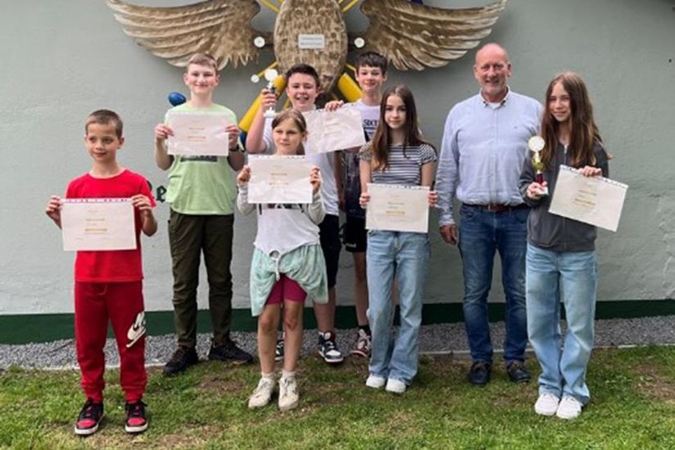 Dmitrii Ozolin, Jonas Gregor, Lia Lemburg, Fidel Hilbert, Timm Lemburg, Katharina Wenzel, Burkhard Niedrich, Valeriya Ozolina (v. lks.).