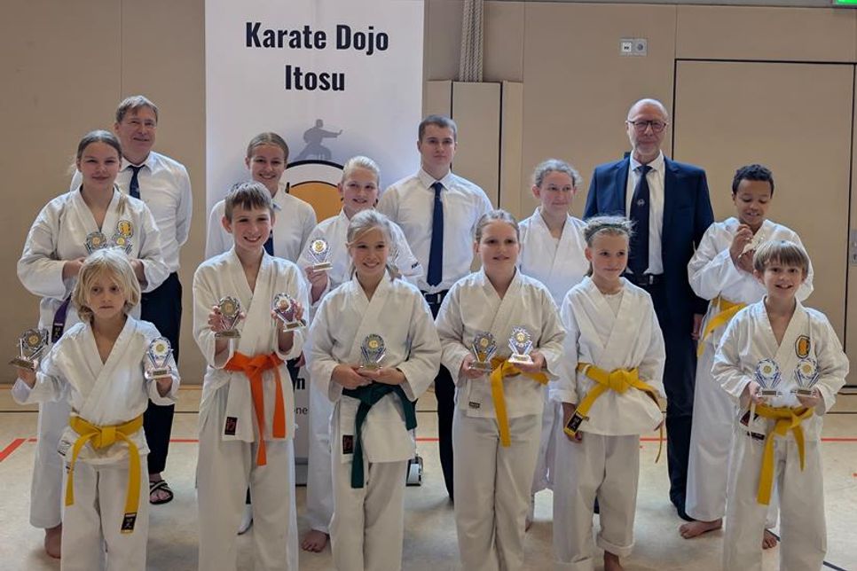 Der Nachwuchs des Karate Dojo Itosu Neustadt freut sich über acht Goldplatzierungen.