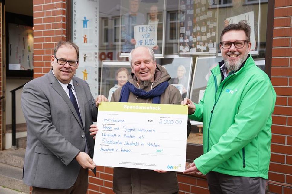 Bürgermeister Mirko Spieckermann, Mano Salokat vom Kinder- und Jugendnetzwerk und Dirk Heckmann, Bereichsleiter Vertrieb und Marketing der Stadtwerke Neustadt, (v. lks.) freuten sich die Arbeit zu Gunsten der Demokratiebildung zu unterstützen.
