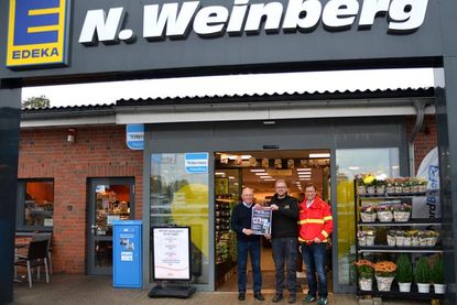 Jürgen Schlünder (DLRG Dahme), Nils Weinberg (Betreiber Edeka Grube) und Ken Blöcker (DLRG Eckernförde).