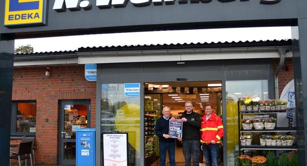 Jürgen Schlünder (DLRG Dahme), Nils Weinberg (Betreiber Edeka Grube) und Ken Blöcker (DLRG Eckernförde).