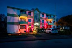 Das Hotel Windspiel wird in leuchtende Farben getaucht.