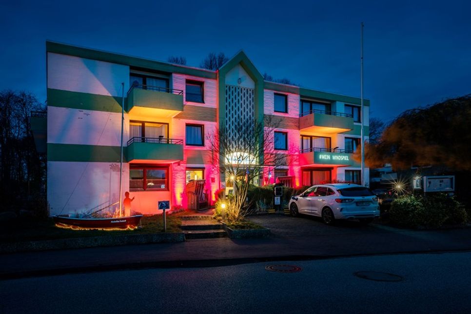 Das Hotel Windspiel wird in leuchtende Farben getaucht.