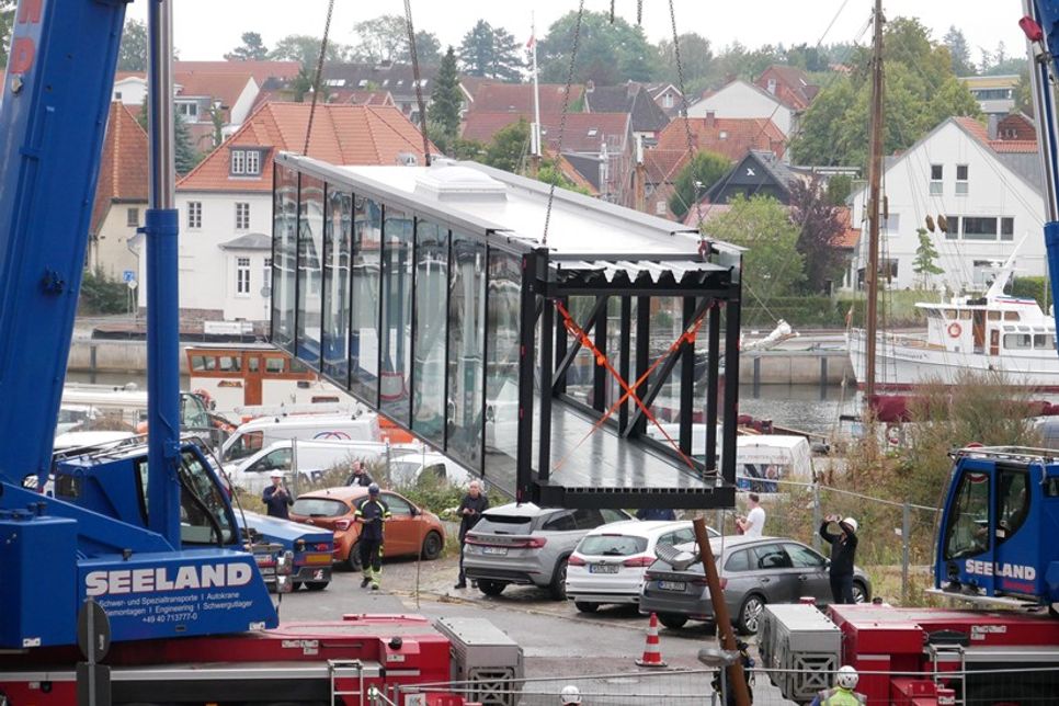 Millimeterarbeit am B&B Hotel: Mit einem Kran wurde die Glasbrücke zwischen dem historischen Getreidespeicher und dem Hotelneubau eingesetzt.
