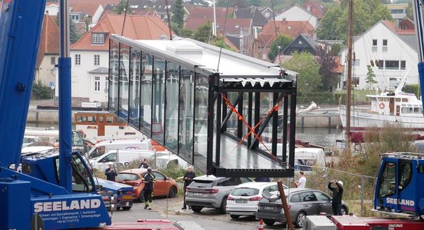 Millimeterarbeit am B&B Hotel: Mit einem Kran wurde die Glasbrücke zwischen dem historischen Getreidespeicher und dem Hotelneubau eingesetzt.