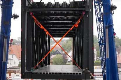 Die Glasbrücke sitzt: Im zweiten Obergeschoss verbindet sie künftig den denkmalgeschützten Getreidespeicher mit dem Neubau.