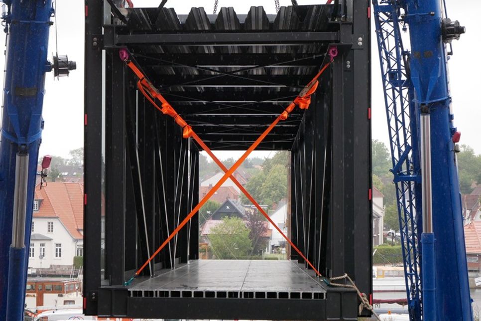 Die Glasbrücke sitzt: Im zweiten Obergeschoss verbindet sie künftig den denkmalgeschützten Getreidespeicher mit dem Neubau.