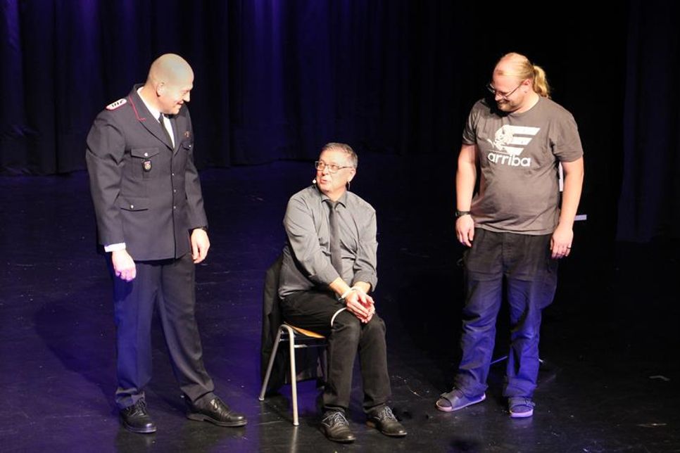 Zauberer „Detti“ Dettmann spannte zwei Assistenten aus dem Publikum mit ein und erklärte auch gleich auf humorvolle Weise, wie die Zauberei hinter seinem Entfesselungstrick funktioniert.