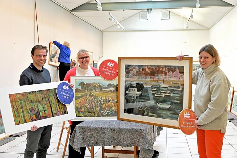 Die Museumsleiter (v. l.) Robert Zeltner (Probstei Museum Schönberg), Julia Meyer (Kreismuseum Plön) und Dr. Sabine Behrens (Künstlermuseum Heikendorf) präsentieren eine Bildauswahl zu ihren Schwerpunkthemen rund um den künstlerischen Nachlass von Annemarie Ewertsen.