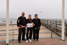 Olaf Laur (Trainer und Großmeister 6. Dan Teikojutsu), Hanna Trapp (Prüfling) und Franziska Laur (Trainerin 4. Dan Teikojutsu).