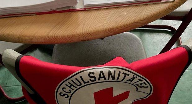 Schülerinnen und Schüler setzen sich im Schulsanitätsdienst und als Konfliktlotsen ehrenamtlich für ihre Mitschüler ein.