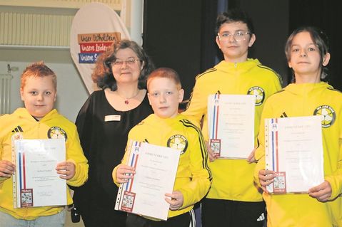 Die Kickboxer Amelie Hinterleutner, Maximilian Aumer, Julian Aumer und Robert Kaller (v. re.) vom TSV Neustadt. Zweite von links Mareikje Jeck, Vorsitzende der Sportjugend im KSV. (Foto: Carsten Stender, Kreissportverband Ostholstein)