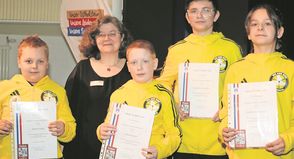 Die Kickboxer Amelie Hinterleutner, Maximilian Aumer, Julian Aumer und Robert Kaller (v. re.) vom TSV Neustadt. Zweite von links Mareikje Jeck, Vorsitzende der Sportjugend im KSV. (Foto: Carsten Stender, Kreissportverband Ostholstein)