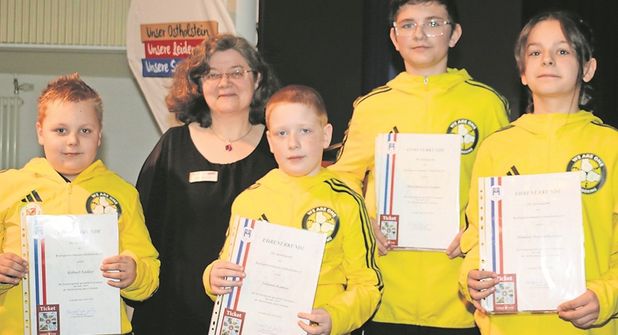 Die Kickboxer Amelie Hinterleutner, Maximilian Aumer, Julian Aumer und Robert Kaller (v. re.) vom TSV Neustadt. Zweite von links Mareikje Jeck, Vorsitzende der Sportjugend im KSV. (Foto: Carsten Stender, Kreissportverband Ostholstein)