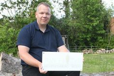 Mike Woehs ist verheiratet und Vater einer Tochter. Das Landleben genießt er genauso wie seinen Beruf.