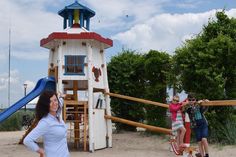 Bettina Schäfer, Leiterin des Bauhofs in Scharbeutz, präsentiert den neuen „Leuchtturm-Spielplatz“, der von den Geschwistern Constantin und Henriette, die in Scharbeutz Urlaub machen, direkt getestet wird.  (Foto: Eknad)