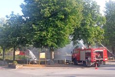 Schönwalde. Am Freitag, dem 3. August wurden die Feuerwehren der Gemeinde Schönwalde von der stellvertretenden Bürgermeisterin Bärbel Seehusen um Hilfe gebeten. Dem Dorfteich im Mittelpunkt von Schönwalde drohte ein Sauerstoffmangel und damit ein Sterben des Fischbesatzes. Mit Hilfe der Pumpen der Feuerwehren aus Schönwalde, Mönchneversdorf und Langenhagen wurde das Wasser einmal umgewälzt. Schnell fanden sich viele Bürger rund um den Teich ein, um das Treiben zu verfolgen. (red)