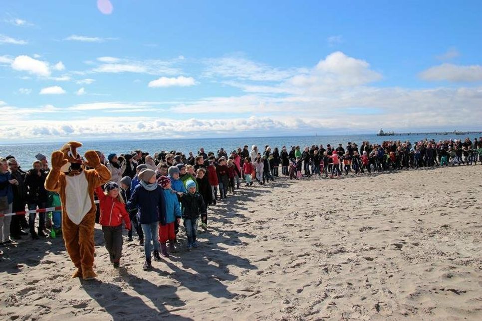 Neben dem goldenen Ei befinden sich weitere kleine Eier mit tollen Preisen im feinen Sand. (Foto: Tourismus-Service Grömitz)