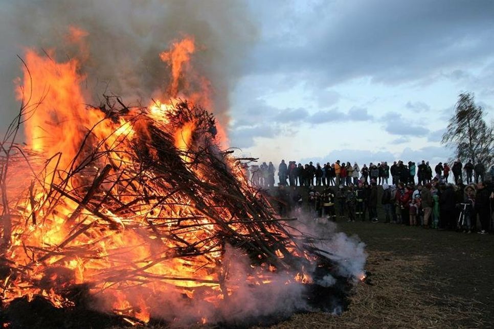 Flammendes Osterfeuer in Lensterstrand. (Foto: Tourismus-Service Grömitz)