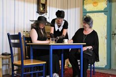 Linda (Franziska Woche), Isolde (Kerstin Seraphin) und Miriam Schnabel (Claudia Rabe)