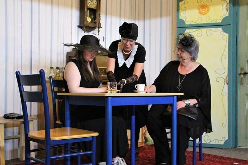 Linda (Franziska Woche), Isolde (Kerstin Seraphin) und Miriam Schnabel (Claudia Rabe)