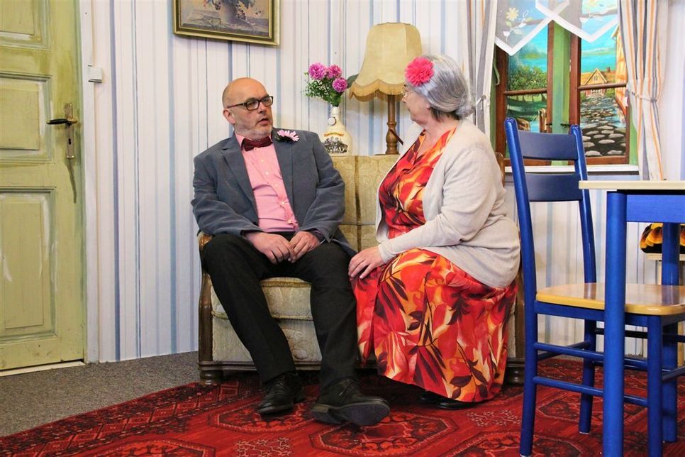 Miriam (Claudia Rabe) liebt heimlich den Butler (Michael Rabe)