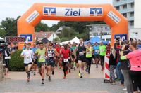 Hatten schon beim Start die Nase vorne: der spätere Sieger des Halbmarathon Jan Stelzner mit der Startnummer 84 (3. v. lks) und Zweitplatzierter Paul Muluve, Startnummer 53 (Mi).