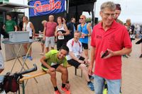 Veranstaltungsleiter Peter Massny (re.) und Halbmarathonsieger Jan Stelzner(lks.) im Zielbereich.