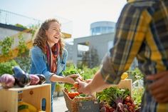 Frisch vom Markt: Regional, saisonal und überwiegend pflanzlich sollte ausgewogene Ernährung aussehen. Foto: DJD/Jentschura International/EL_L_AYA _images-shutterstock