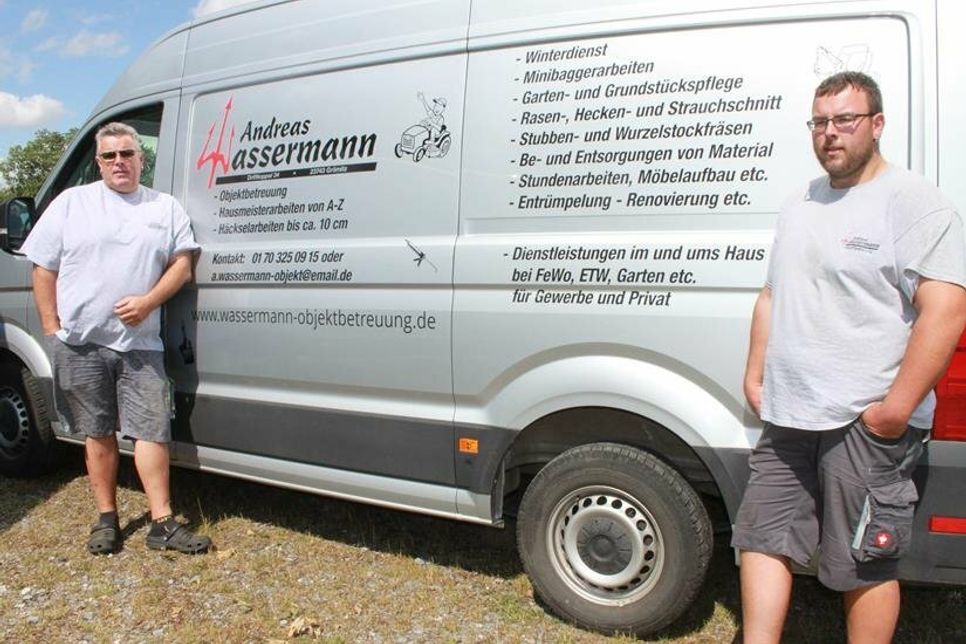 Inhaber Andreas Wassermann (lks.) mit Sohn Dominik, der die Firma eines Tages übernehmen soll. Auch der zweite Sohn Dennis ist im Betrieb tätig.