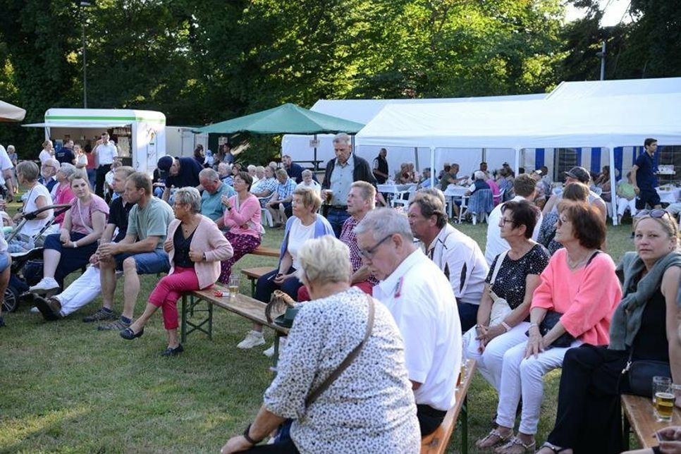 Viele Besucher und Besucherinnen fieberten mit und feierten anschließend im großen Festzelt den neuen König.