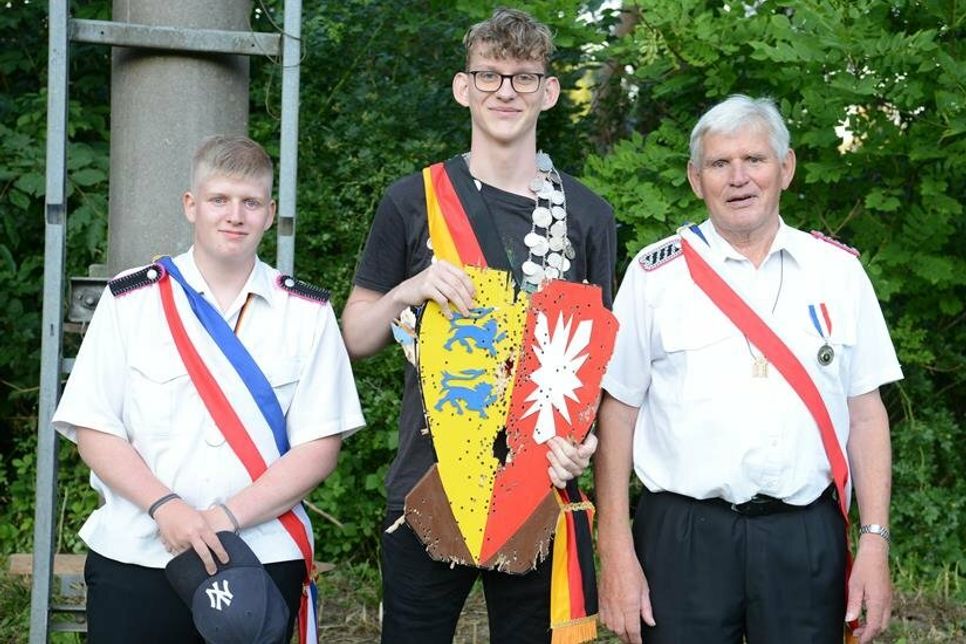 Jesper Scheil (Mi.) ist Cismars neuer Schützenkönig. Er landete den entscheidenden Treffer bei seinem Vogelschieß-Debüt. Seine Adjudanten Dominik Schrum (lks.) und Großvater Dietrich Scheil, stellvertretend für Bruder Morten Scheil, begleiteten ihn bei der Proklamation, die direkt im Anschluss an das Schießen stattfand.
