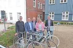 Freuen sich über die neuen Parkmöglichkeiten: Wolfgang Grünitz, Fachdienstleiter Jugend, Sport und Soziales, Hausmeister Florian Evers, Bürgermeister Carsten Behnk und Henning Schröter, Fachbereichsleiter Bauen, Stadtentwicklung und Klimaschutz.