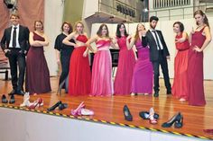 BU: Als „Ensemble Cantabile“ singen Studierende der Musikhochschule Lübeck beim traditionellen Sommernachtskonzert zugunsten der Feldsteinkirche. Foto: VA/hfr