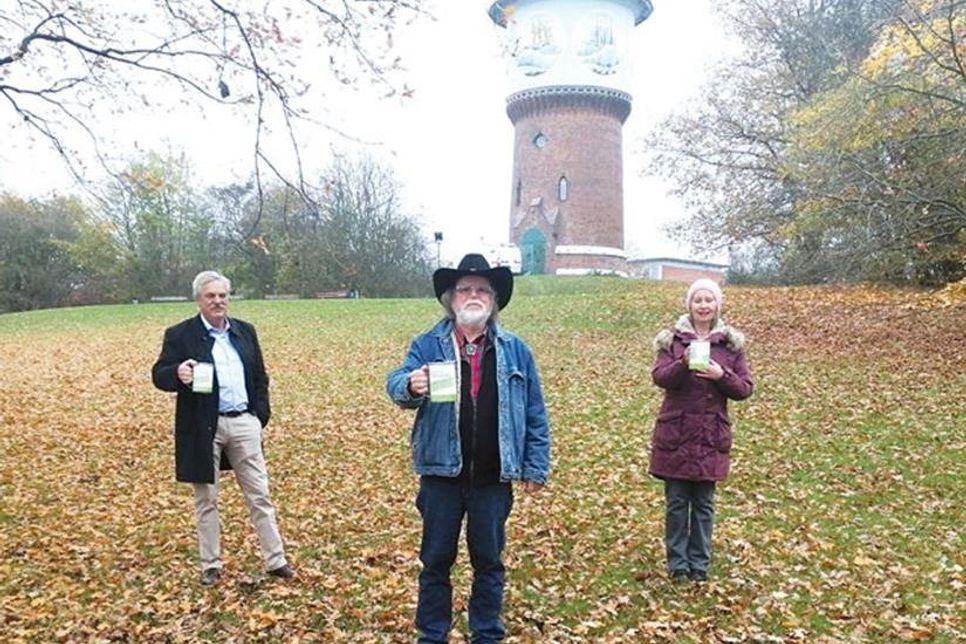 (V. l.) Prof. Dr. med. Frank Gieseler, Vorsitzender der Schleswig Holsteinischen Krebsgesellschaft e.V., Uwe Göllner, Country & Line Dance Gruppe Kiel und Marita Kähler, Leiterin der Selbsthilfegruppe für Menschen mit einer Krebserkrankung in Dietrichsdorf hoffen auf Spenden, um von Krebs betroffene Menschen zu unterstützen.