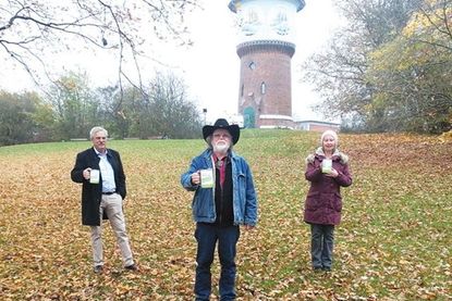 (V. l.) Prof. Dr. med. Frank Gieseler, Vorsitzender der Schleswig Holsteinischen Krebsgesellschaft e.V., Uwe Göllner, Country &amp;amp; Line Dance Gruppe Kiel und Marita Kähler, Leiterin der Selbsthilfegruppe für Menschen mit einer Krebserkrankung in Dietrichsdorf hoffen auf Spenden, um von Krebs betroffene Menschen zu unterstützen.
