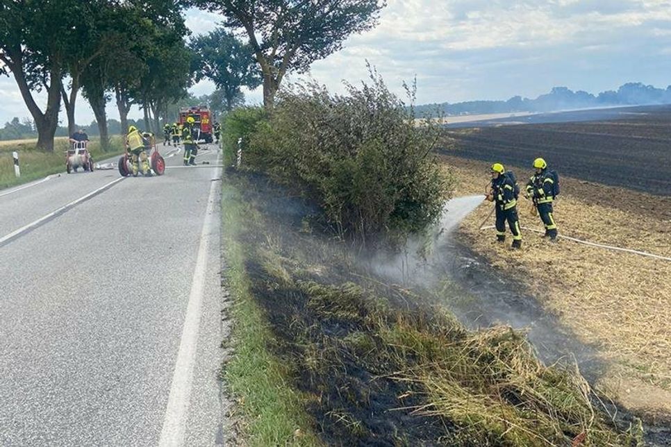 Löscharbeiten direkt am Rand der B76, die zwischen Niendorf und Travemünde/Gneversdorf voll gesperrt war.