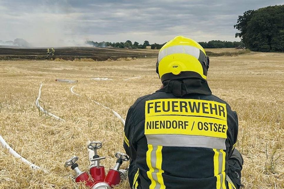 Auf einem Feld neben der B76 in Niendorf/Ostsee ist es zu einem ausgedehnten Flächenbrand gekommen.